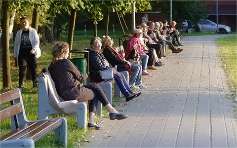 中国银发经济:人口老龄化浪潮下的新兴行业机遇分析